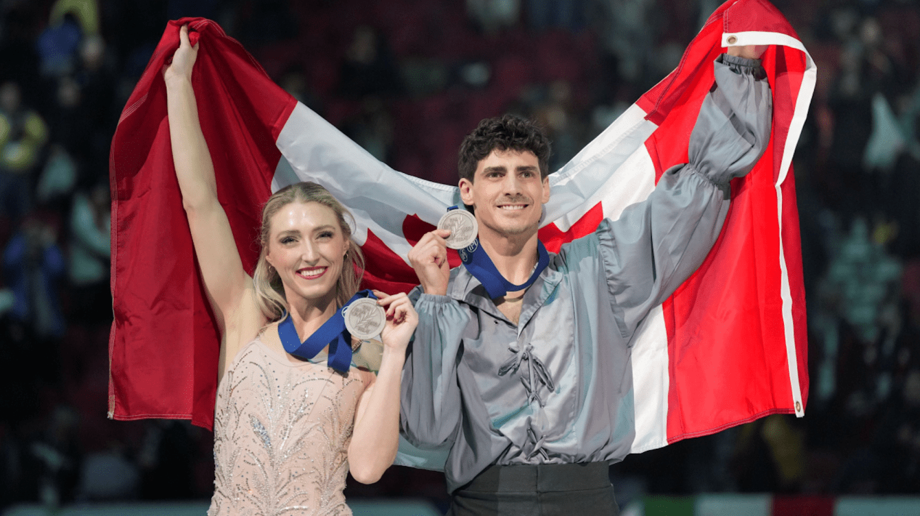 Piper Gilles et Paul Poirier du Canada célèbrent leurs médailles d'argent en danse sur glace aux Championnats du monde de patinage artistique ISU 2024 à Montréal. 